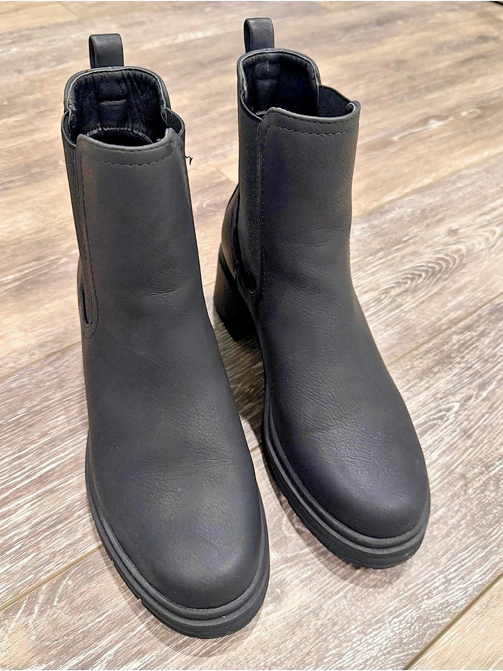 Cliffs by White Mountain Mingo Chelsea Boot
